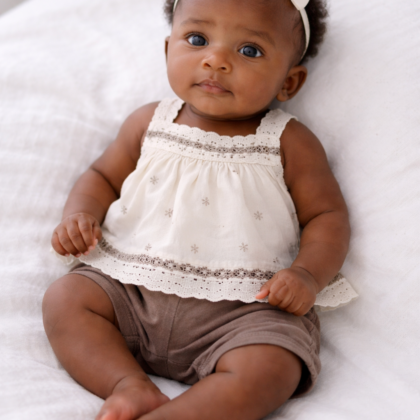 Ensemble Fille 3 Mois – Haut Évasé Crème et Short Marron