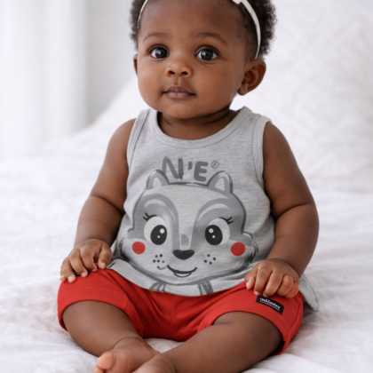 Ensemble Fille 3 Mois – Haut Gris Imprimé et Short Rouge