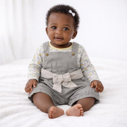 Ensemble Fille 6 Mois – Chemise Imprimée et Salopette Grise à Nœud